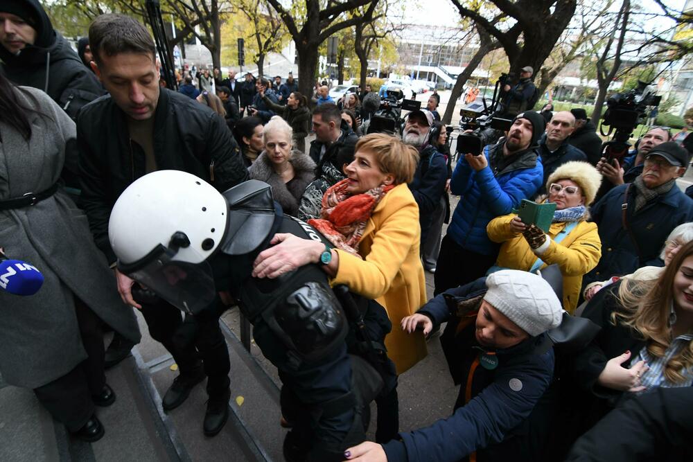 <p>Policajci su upozorili opozicione političare da obezbijede zaposlenima da uđu u zgradu</p>