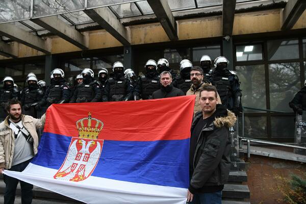 Novi Sad: Nekoliko poslanika opozicije ušlo u sud, jednom pozlilo