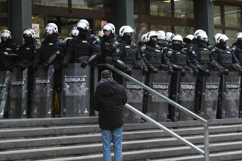 <p>Policajci su upozorili opozicione političare da obezbijede zaposlenima da uđu u zgradu</p>