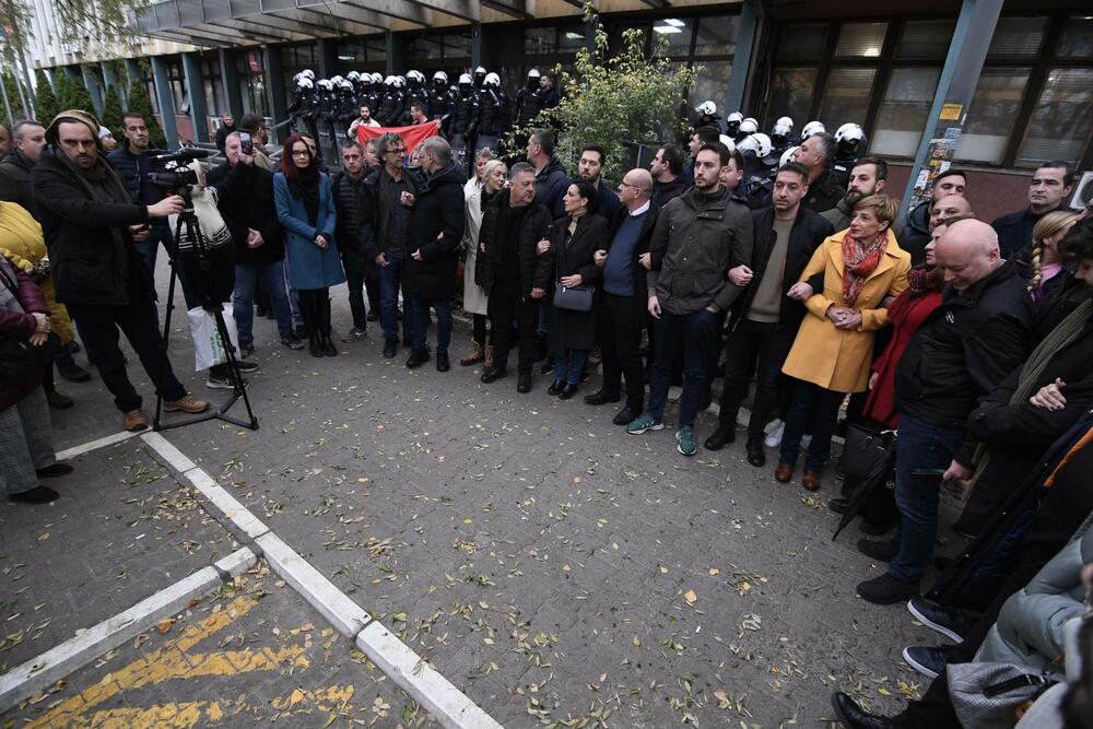 <p>Policajci su upozorili opozicione političare da obezbijede zaposlenima da uđu u zgradu</p>