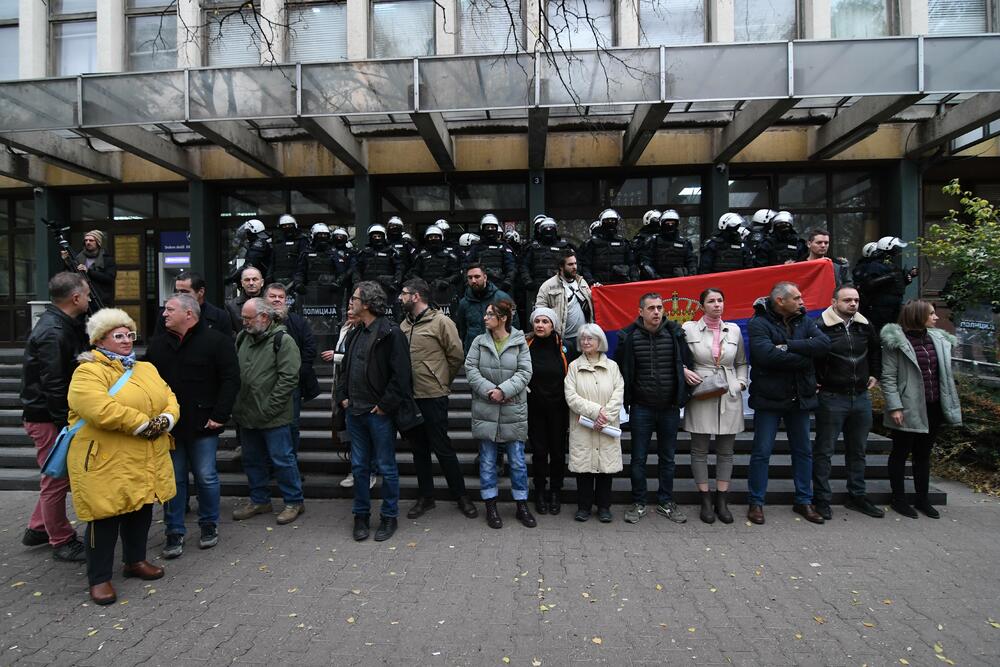 <p>Policajci su upozorili opozicione političare da obezbijede zaposlenima da uđu u zgradu</p>