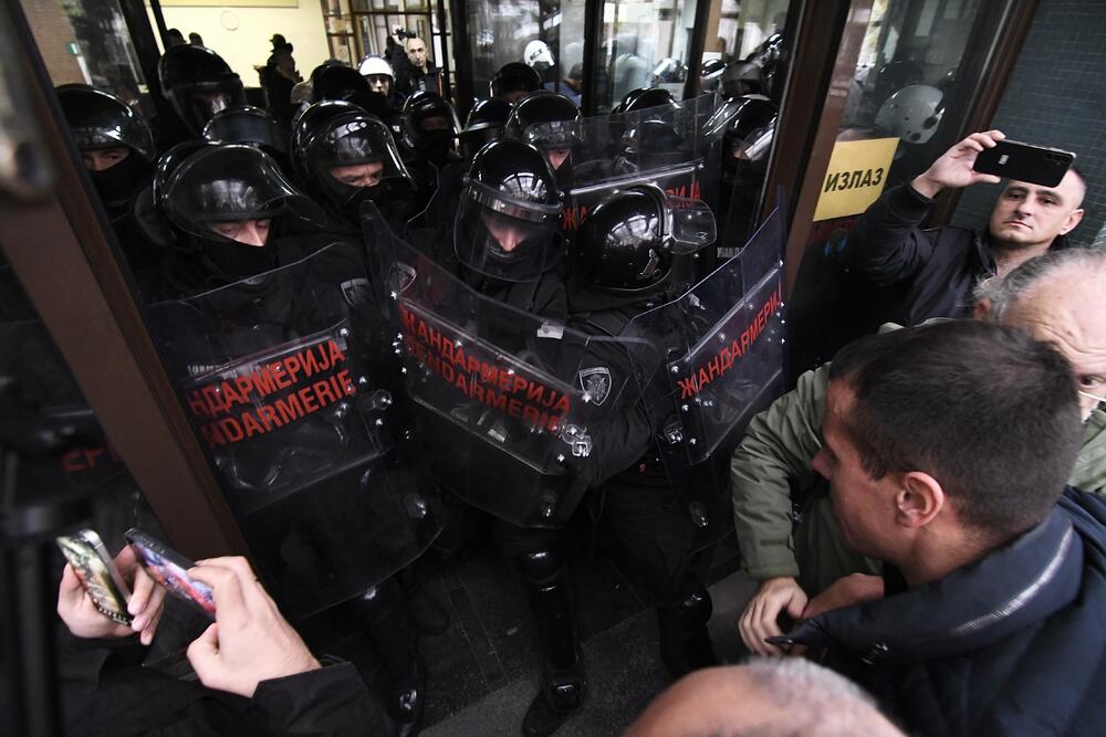 <p>Policajci su upozorili opozicione političare da obezbijede zaposlenima da uđu u zgradu</p>