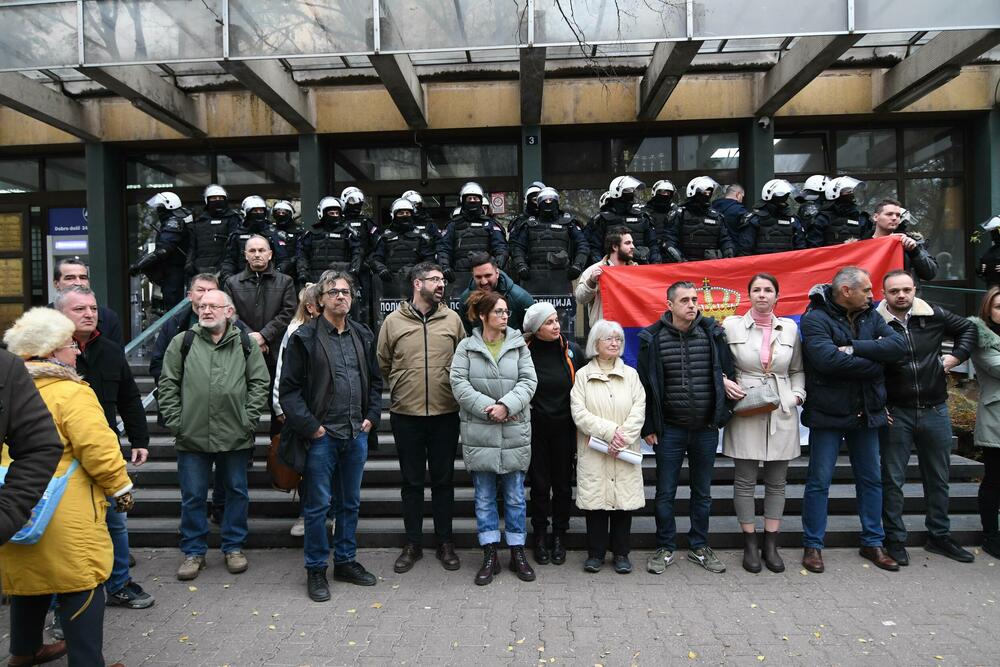 <p>Policajci su upozorili opozicione političare da obezbijede zaposlenima da uđu u zgradu</p>