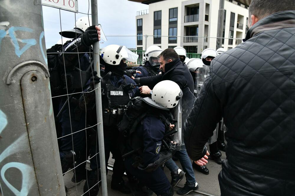 <p>Izvršna direktorka pokreta Kreni-promeni Marina Pavlić rekla je za N1 kod Starog savskog mosta da je ponašanje policije jezivo, da su primijenili fizičku silu nad Manojlovićem</p>