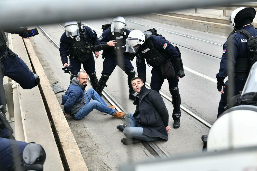 <p>Izvršna direktorka pokreta Kreni-promeni Marina Pavlić rekla je za N1 kod Starog savskog mosta da je ponašanje policije jezivo, da su primijenili fizičku silu nad Manojlovićem</p>