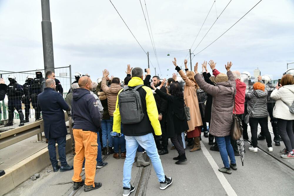 <p>Izvršna direktorka pokreta Kreni-promeni Marina Pavlić rekla je za N1 kod Starog savskog mosta da je ponašanje policije jezivo, da su primijenili fizičku silu nad Manojlovićem</p>