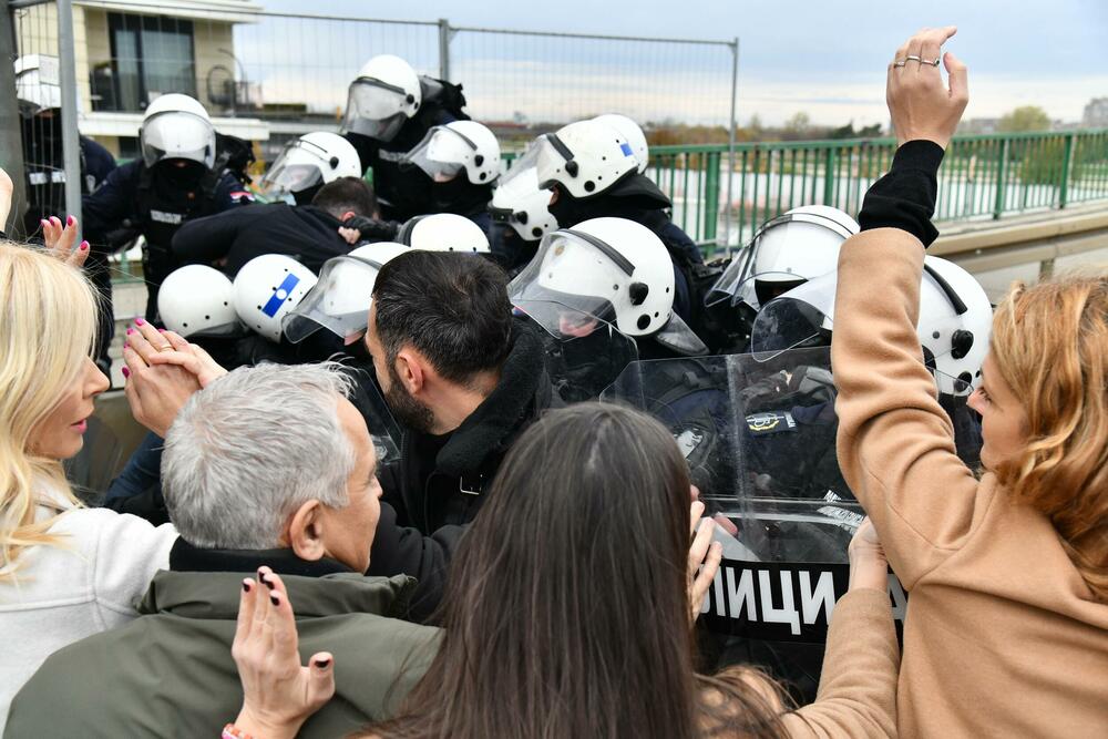 <p>Izvršna direktorka pokreta Kreni-promeni Marina Pavlić rekla je za N1 kod Starog savskog mosta da je ponašanje policije jezivo, da su primijenili fizičku silu nad Manojlovićem</p>