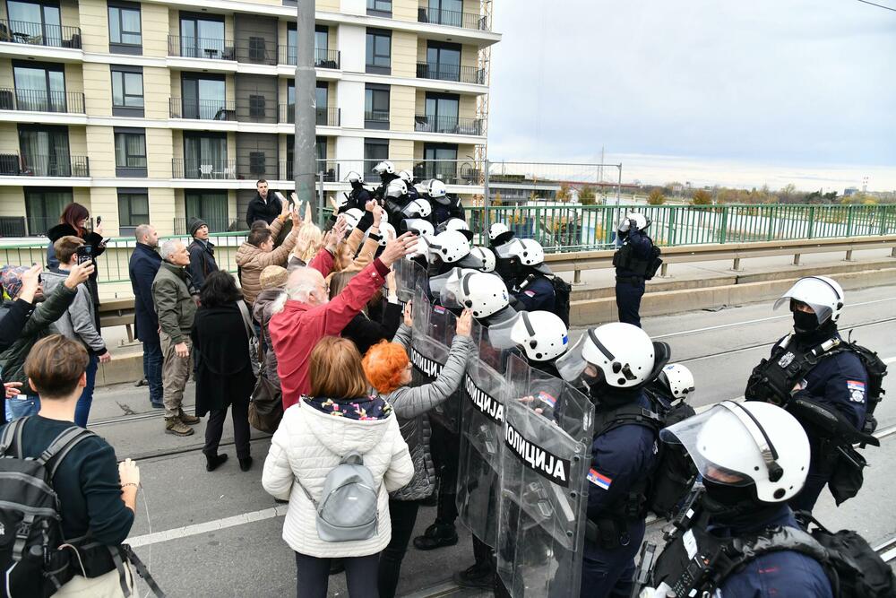 <p>Izvršna direktorka pokreta Kreni-promeni Marina Pavlić rekla je za N1 kod Starog savskog mosta da je ponašanje policije jezivo, da su primijenili fizičku silu nad Manojlovićem</p>