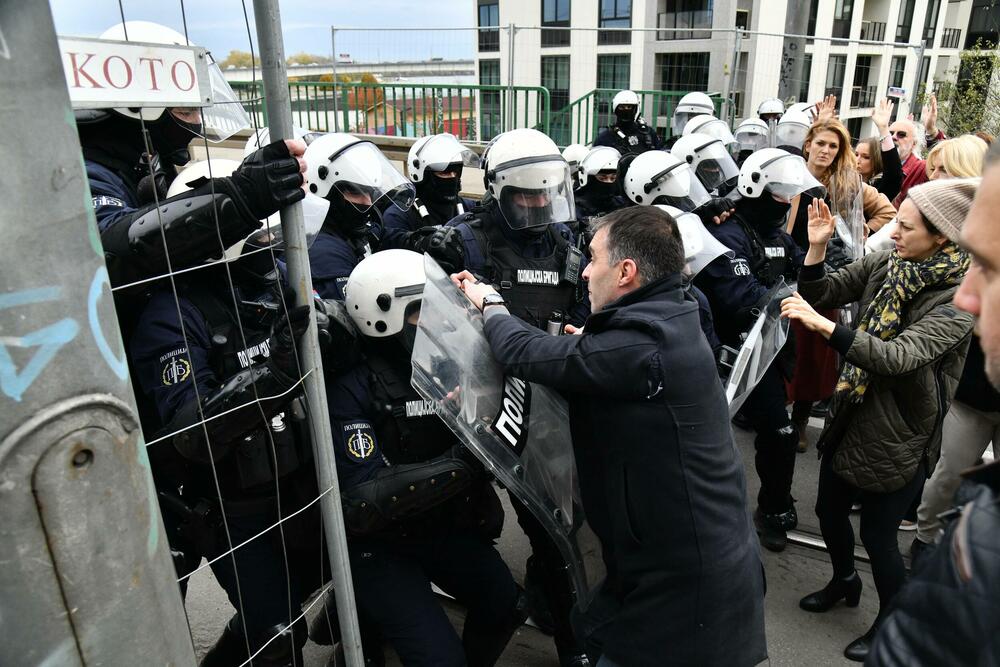 <p>Izvršna direktorka pokreta Kreni-promeni Marina Pavlić rekla je za N1 kod Starog savskog mosta da je ponašanje policije jezivo, da su primijenili fizičku silu nad Manojlovićem</p>