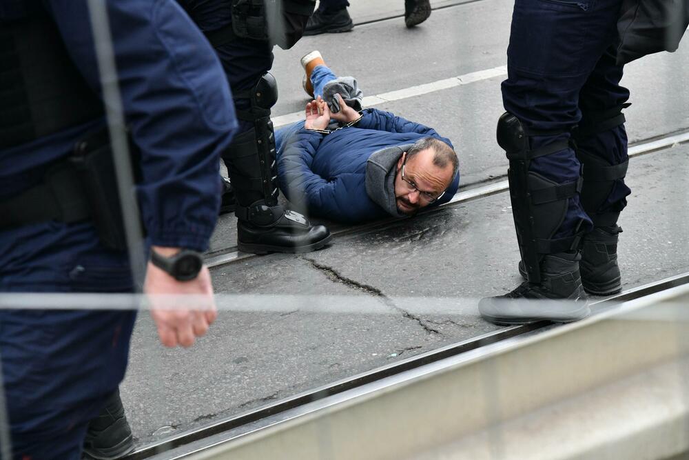 <p>Izvršna direktorka pokreta Kreni-promeni Marina Pavlić rekla je za N1 kod Starog savskog mosta da je ponašanje policije jezivo, da su primijenili fizičku silu nad Manojlovićem</p>