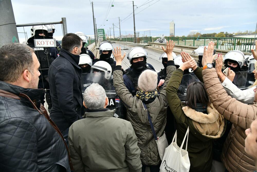 <p>Izvršna direktorka pokreta Kreni-promeni Marina Pavlić rekla je za N1 kod Starog savskog mosta da je ponašanje policije jezivo, da su primijenili fizičku silu nad Manojlovićem</p>