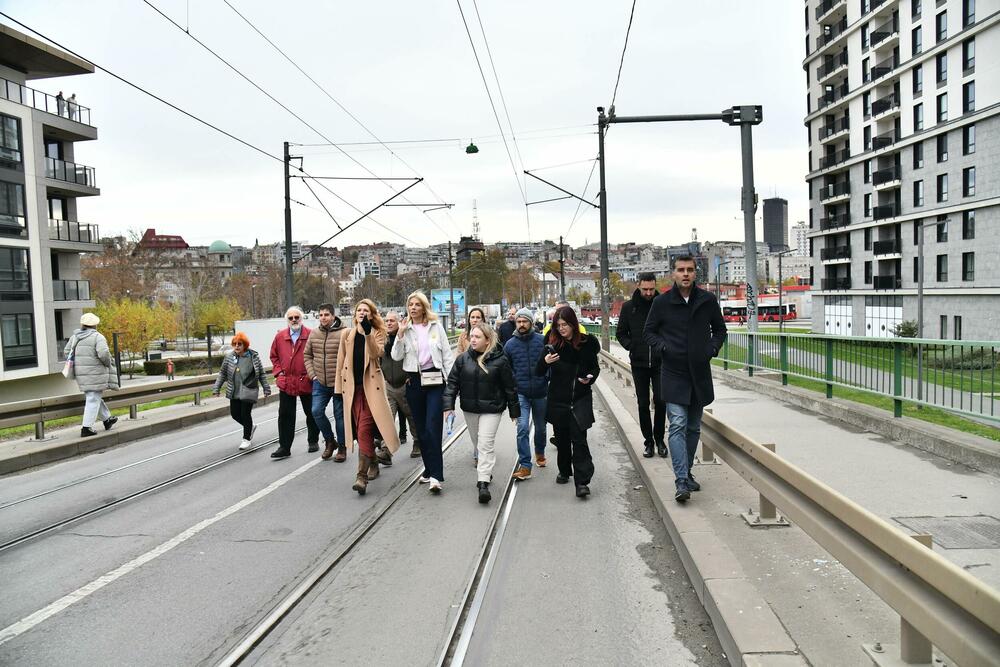 <p>Izvršna direktorka pokreta Kreni-promeni Marina Pavlić rekla je za N1 kod Starog savskog mosta da je ponašanje policije jezivo, da su primijenili fizičku silu nad Manojlovićem</p>