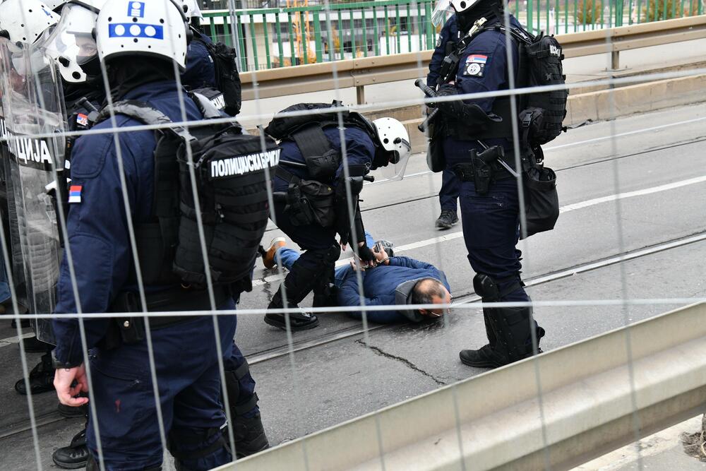 <p>Izvršna direktorka pokreta Kreni-promeni Marina Pavlić rekla je za N1 kod Starog savskog mosta da je ponašanje policije jezivo, da su primijenili fizičku silu nad Manojlovićem</p>