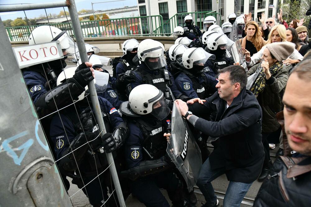 <p>Izvršna direktorka pokreta Kreni-promeni Marina Pavlić rekla je za N1 kod Starog savskog mosta da je ponašanje policije jezivo, da su primijenili fizičku silu nad Manojlovićem</p>