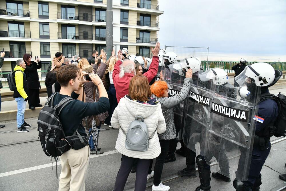 <p>Izvršna direktorka pokreta Kreni-promeni Marina Pavlić rekla je za N1 kod Starog savskog mosta da je ponašanje policije jezivo, da su primijenili fizičku silu nad Manojlovićem</p>