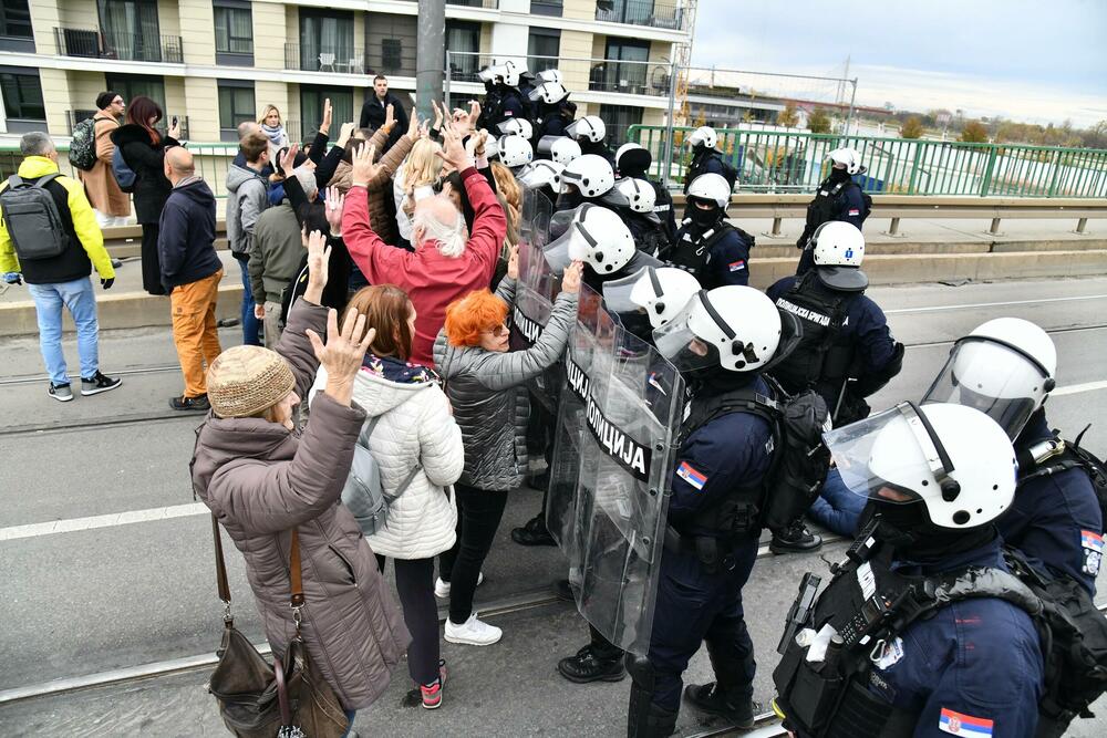 <p>Izvršna direktorka pokreta Kreni-promeni Marina Pavlić rekla je za N1 kod Starog savskog mosta da je ponašanje policije jezivo, da su primijenili fizičku silu nad Manojlovićem</p>