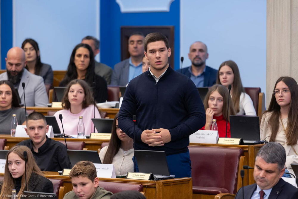 <p>"Svako dijete je osoba za sebe, i samo uz takav pristup možemo postići ciljeve", kazao je Camaj, dodajući da političari svojim primjerom moraju pokazati odgovornost prema najmlađima</p>