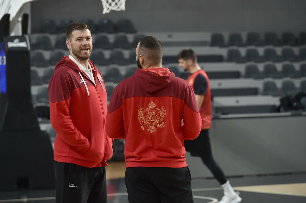 <p>Košarkaška reprezentacija Crne Gore odradila trening u "Bemax areni". Ekipi se prilključio i Bojan Dubljević, selektor Boško Radović sada računa na sve igrače pred mečeve sa Bugarskom u kvalifikacijama za Eurobasket</p>