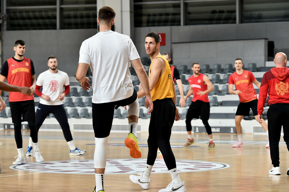 <p>Košarkaška reprezentacija Crne Gore odradila trening u "Bemax areni". Ekipi se prilključio i Bojan Dubljević, selektor Boško Radović sada računa na sve igrače pred mečeve sa Bugarskom u kvalifikacijama za Eurobasket</p>