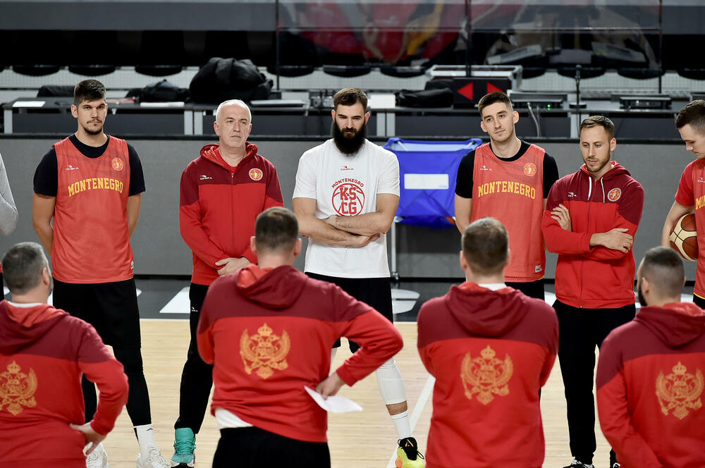 <p>Košarkaška reprezentacija Crne Gore odradila trening u "Bemax areni". Ekipi se prilključio i Bojan Dubljević, selektor Boško Radović sada računa na sve igrače pred mečeve sa Bugarskom u kvalifikacijama za Eurobasket</p>