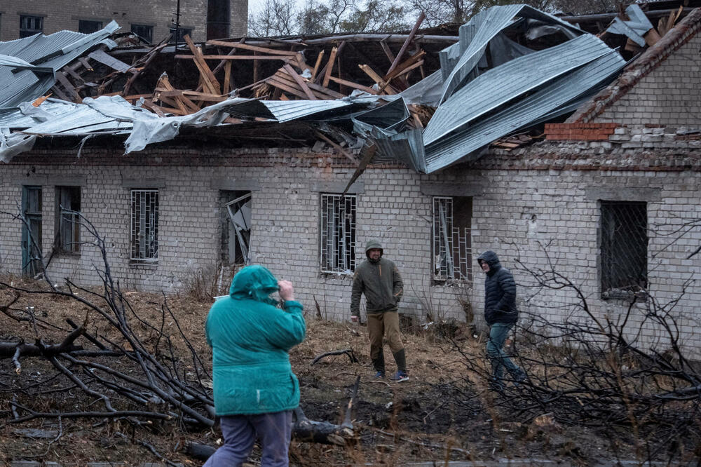 Stanovnici na mjestu udara ruske rakete u gradu Dnjepru, Foto: Rojters