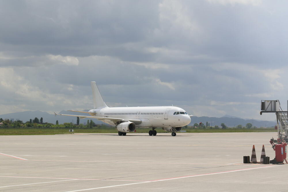 Avion ulazi u parking poziciju