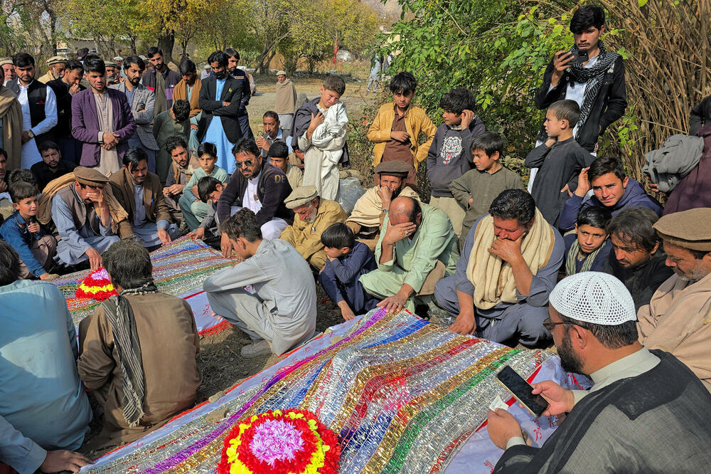 Pakistanci oplakuju ubijene u napadu na konvoj, Foto: REUTERS