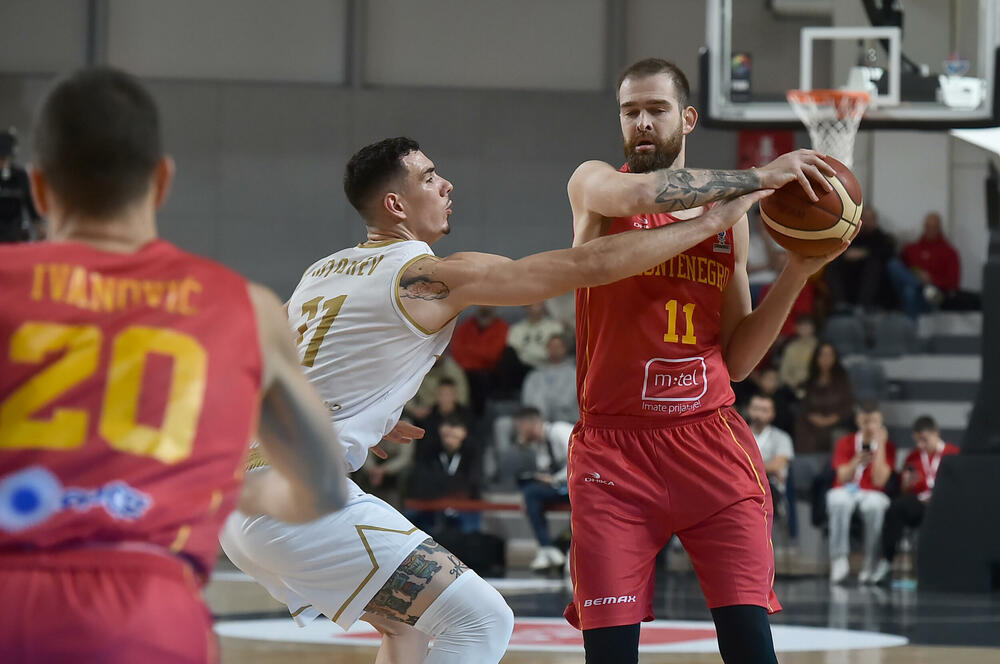 <p>Košarkaška reprezentacija Crne Gore savladala sinoć u "Bemax areni" Bugarsku (85:62) i napravila bitan korak ka Eurobasketu</p>