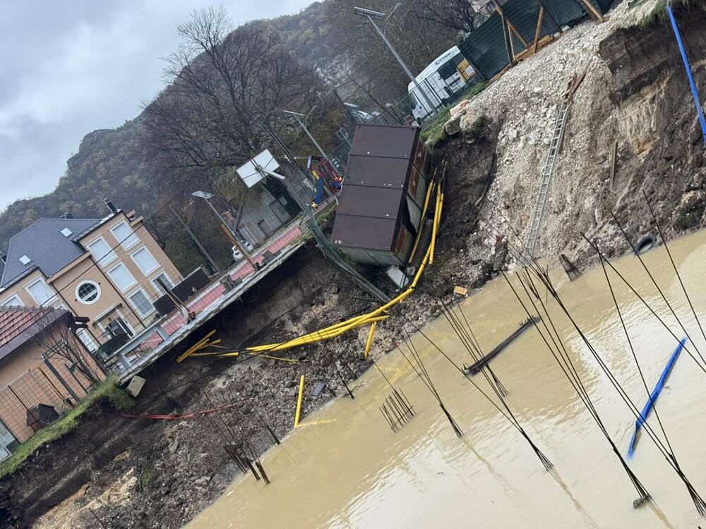 <p>"Voda ugrožava kuće Latkovića, Đurovića, Lompara i Mirkovića. Zatvorili smo podvožnjak jer je preko metar vode, a zatvorićemo i ulicu kod nekadašnje Bojane. Kolaps je totalni. Komplet jedinicu smo stavili u pripravnost, svi smo na terenu, ali nemamo gdje sa vodom. Pomažemo ljudima jer su im vozila zaglavljena u podvožnjaku"</p>