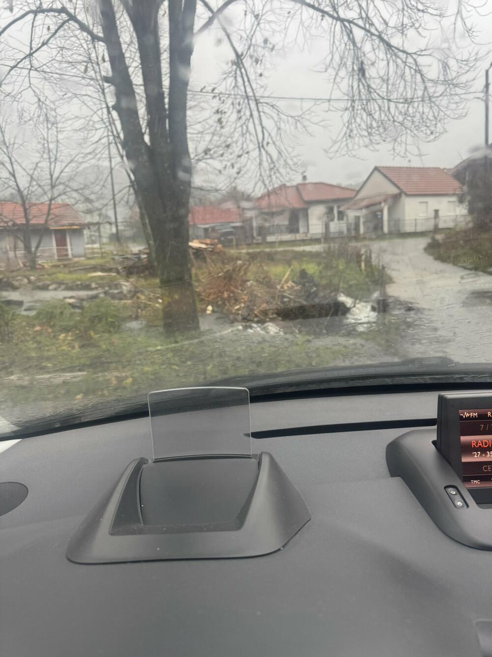 <p>"Voda ugrožava kuće Latkovića, Đurovića, Lompara i Mirkovića. Zatvorili smo podvožnjak jer je preko metar vode, a zatvorićemo i ulicu kod nekadašnje Bojane. Kolaps je totalni. Komplet jedinicu smo stavili u pripravnost, svi smo na terenu, ali nemamo gdje sa vodom. Pomažemo ljudima jer su im vozila zaglavljena u podvožnjaku"</p>