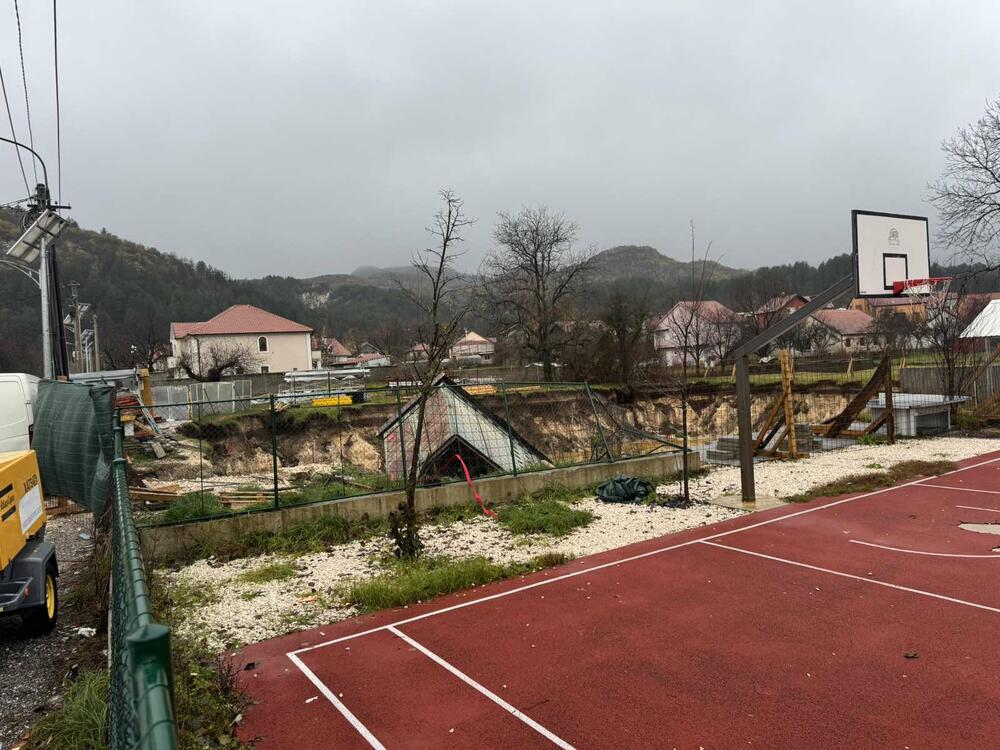 <p>"Voda ugrožava kuće Latkovića, Đurovića, Lompara i Mirkovića. Zatvorili smo podvožnjak jer je preko metar vode, a zatvorićemo i ulicu kod nekadašnje Bojane. Kolaps je totalni. Komplet jedinicu smo stavili u pripravnost, svi smo na terenu, ali nemamo gdje sa vodom. Pomažemo ljudima jer su im vozila zaglavljena u podvožnjaku"</p>