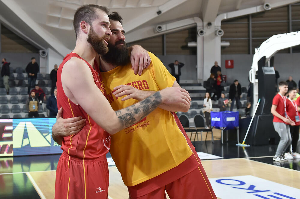 <p>Košarkaška reprezentacija Crne Gore savladala sinoć u "Bemax areni" Bugarsku (85:62) i napravila bitan korak ka Eurobasketu</p>