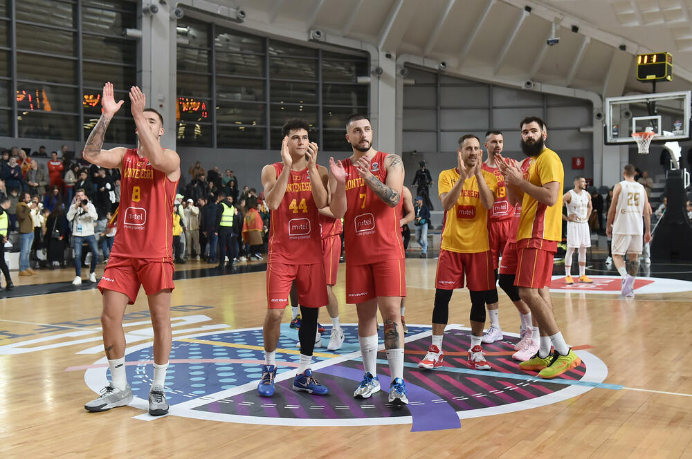 <p>Košarkaška reprezentacija Crne Gore savladala sinoć u "Bemax areni" Bugarsku (85:62) i napravila bitan korak ka Eurobasketu</p>