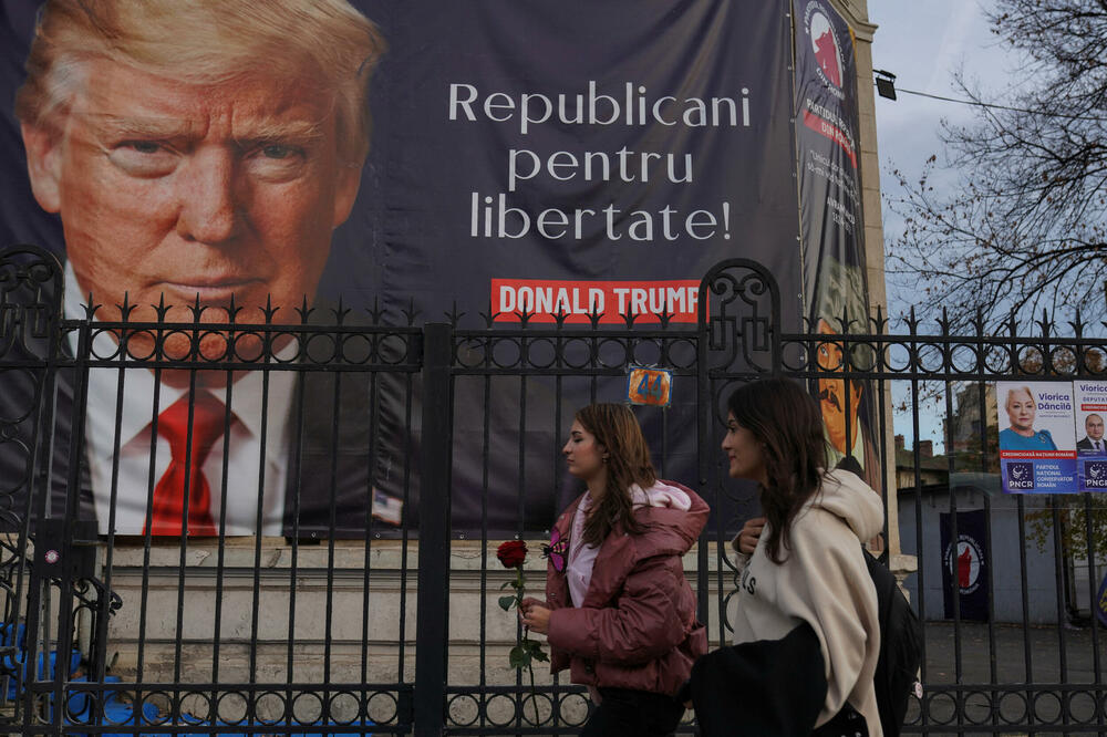 Plakat sa likom Donalda Trampa u Bukureštu na kojem piše 'Republikanci za slobodu'