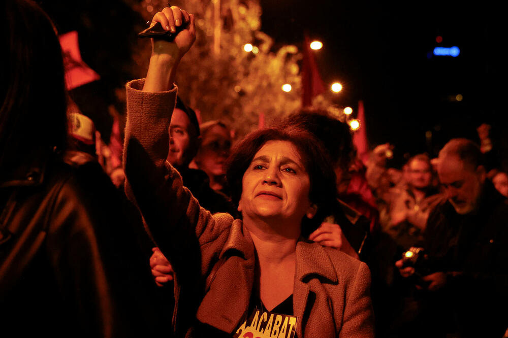 <p>Demonstranti, uz podršku nekoliko ljevičarskih partija i sindikata, okupili su se u centru Barselone iza velikog transparenta koji poziva na "dostojanstveno stanovanje za sve"</p>