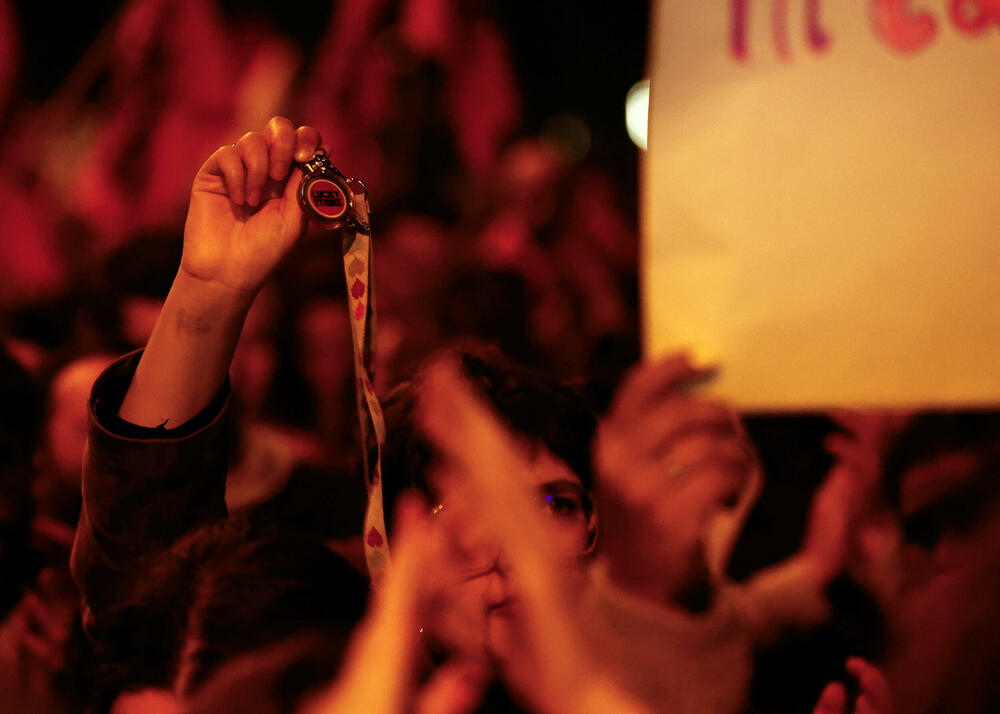 <p>Demonstranti, uz podršku nekoliko ljevičarskih partija i sindikata, okupili su se u centru Barselone iza velikog transparenta koji poziva na "dostojanstveno stanovanje za sve"</p>