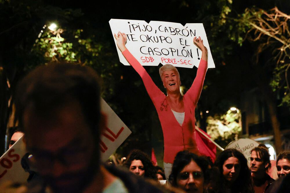 <p>Demonstranti, uz podršku nekoliko ljevičarskih partija i sindikata, okupili su se u centru Barselone iza velikog transparenta koji poziva na "dostojanstveno stanovanje za sve"</p>