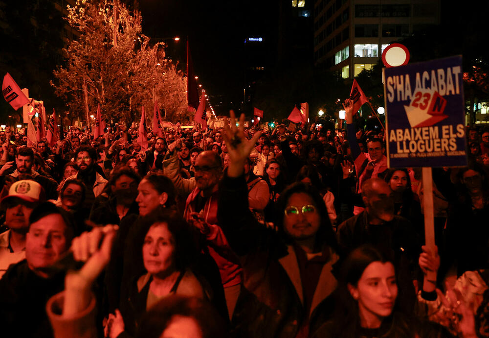 <p>Demonstranti, uz podršku nekoliko ljevičarskih partija i sindikata, okupili su se u centru Barselone iza velikog transparenta koji poziva na "dostojanstveno stanovanje za sve"</p>