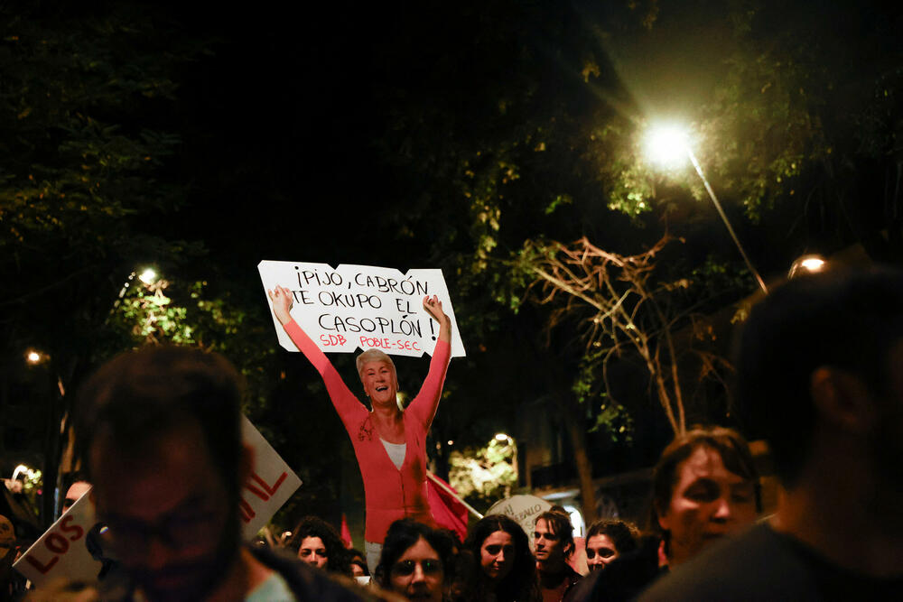 <p>Demonstranti, uz podršku nekoliko ljevičarskih partija i sindikata, okupili su se u centru Barselone iza velikog transparenta koji poziva na "dostojanstveno stanovanje za sve"</p>