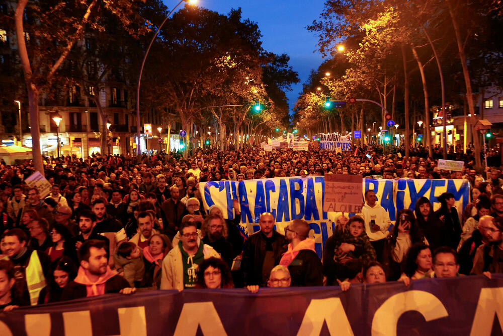 <p>Demonstranti, uz podršku nekoliko ljevičarskih partija i sindikata, okupili su se u centru Barselone iza velikog transparenta koji poziva na "dostojanstveno stanovanje za sve"</p>