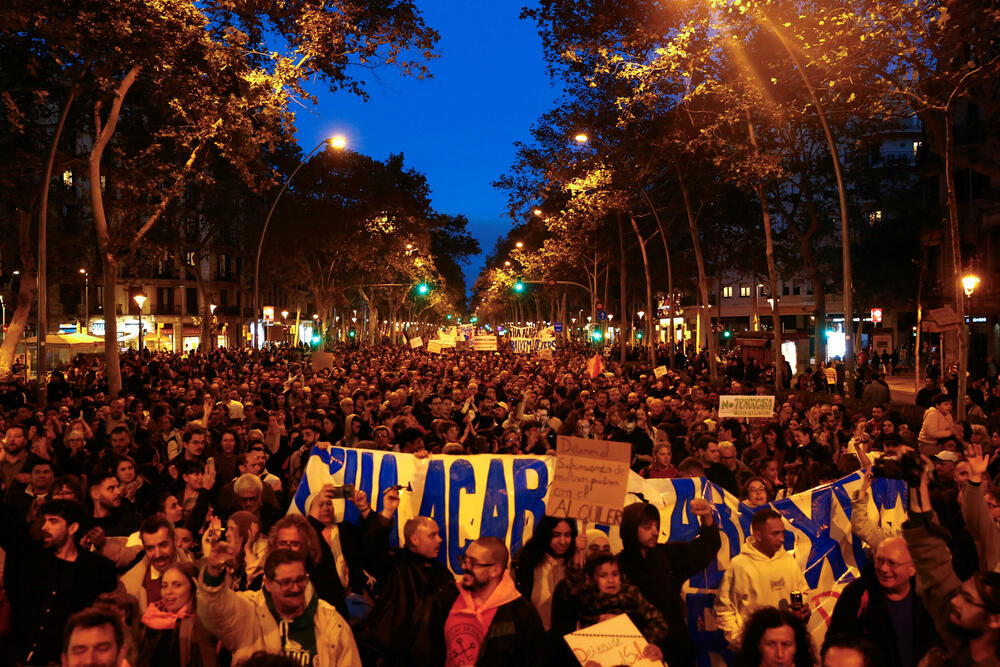 <p>Demonstranti, uz podršku nekoliko ljevičarskih partija i sindikata, okupili su se u centru Barselone iza velikog transparenta koji poziva na "dostojanstveno stanovanje za sve"</p>