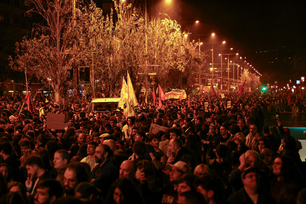 <p>Demonstranti, uz podršku nekoliko ljevičarskih partija i sindikata, okupili su se u centru Barselone iza velikog transparenta koji poziva na "dostojanstveno stanovanje za sve"</p>