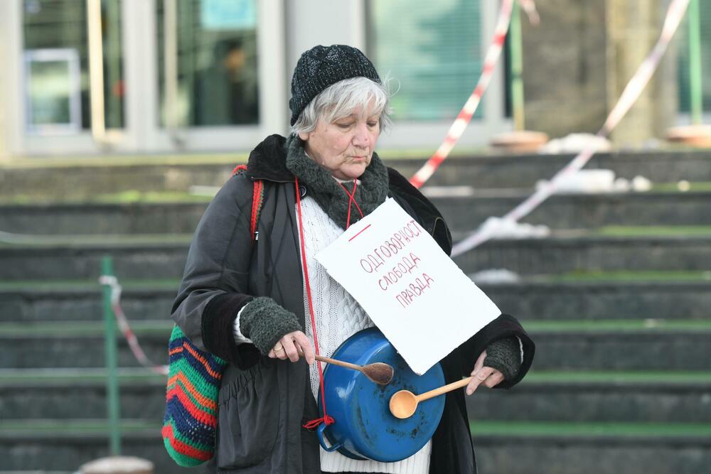 <p>Ispred prostorija Srpske napredne stranke (SNS) okupilo se tridesetak funkcionera i članova te stranke, a prilikom prolaska kolone, oni su snimali i vrijeđali demonstrante, na šta su im građani odgovorili povcima "Ubice, ubice!"</p>