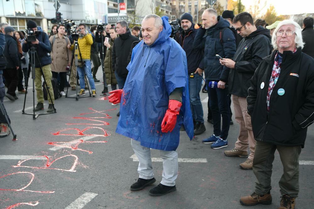 <p>Ispred prostorija Srpske napredne stranke (SNS) okupilo se tridesetak funkcionera i članova te stranke, a prilikom prolaska kolone, oni su snimali i vrijeđali demonstrante, na šta su im građani odgovorili povcima "Ubice, ubice!"</p>