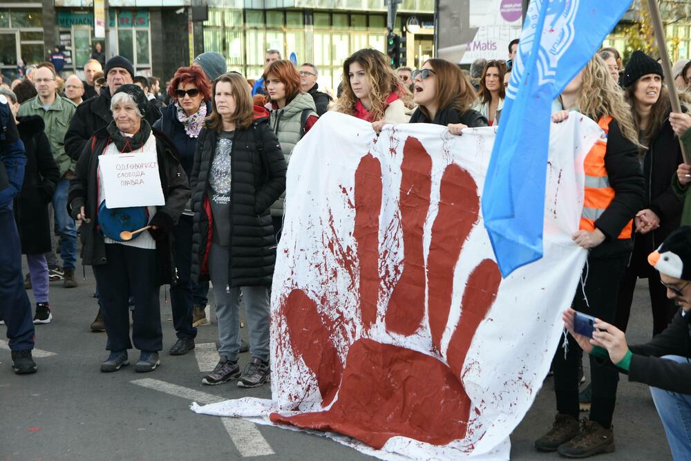 <p>Ispred prostorija Srpske napredne stranke (SNS) okupilo se tridesetak funkcionera i članova te stranke, a prilikom prolaska kolone, oni su snimali i vrijeđali demonstrante, na šta su im građani odgovorili povcima "Ubice, ubice!"</p>