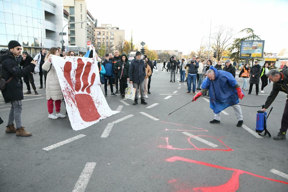 <p>Ispred prostorija Srpske napredne stranke (SNS) okupilo se tridesetak funkcionera i članova te stranke, a prilikom prolaska kolone, oni su snimali i vrijeđali demonstrante, na šta su im građani odgovorili povcima "Ubice, ubice!"</p>