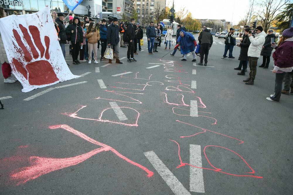 <p>Ispred prostorija Srpske napredne stranke (SNS) okupilo se tridesetak funkcionera i članova te stranke, a prilikom prolaska kolone, oni su snimali i vrijeđali demonstrante, na šta su im građani odgovorili povcima "Ubice, ubice!"</p>