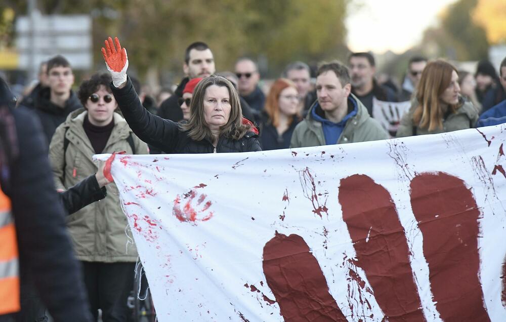 <p>Ispred prostorija Srpske napredne stranke (SNS) okupilo se tridesetak funkcionera i članova te stranke, a prilikom prolaska kolone, oni su snimali i vrijeđali demonstrante, na šta su im građani odgovorili povcima "Ubice, ubice!"</p>