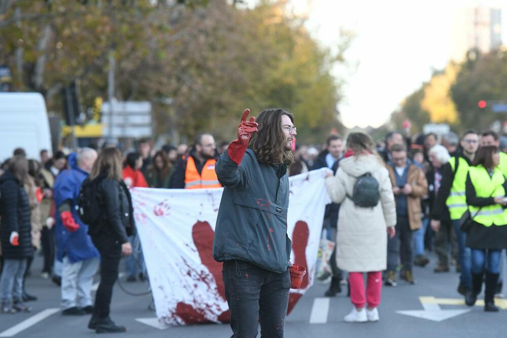 <p>Ispred prostorija Srpske napredne stranke (SNS) okupilo se tridesetak funkcionera i članova te stranke, a prilikom prolaska kolone, oni su snimali i vrijeđali demonstrante, na šta su im građani odgovorili povcima "Ubice, ubice!"</p>