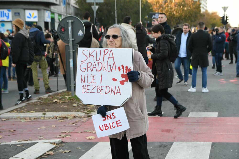 <p>Ispred prostorija Srpske napredne stranke (SNS) okupilo se tridesetak funkcionera i članova te stranke, a prilikom prolaska kolone, oni su snimali i vrijeđali demonstrante, na šta su im građani odgovorili povcima "Ubice, ubice!"</p>